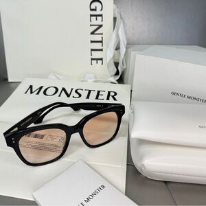 GENTLE MONSTER Black Sunglasses with Dark Gray Lenses